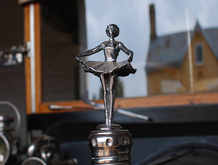 Details on the hood of the Wolseley Town Tourer car
