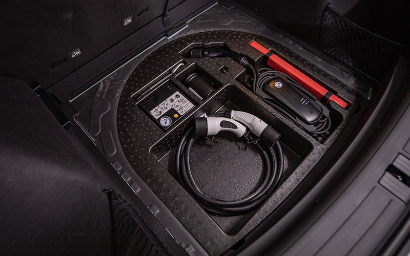 Cables inside the MG
